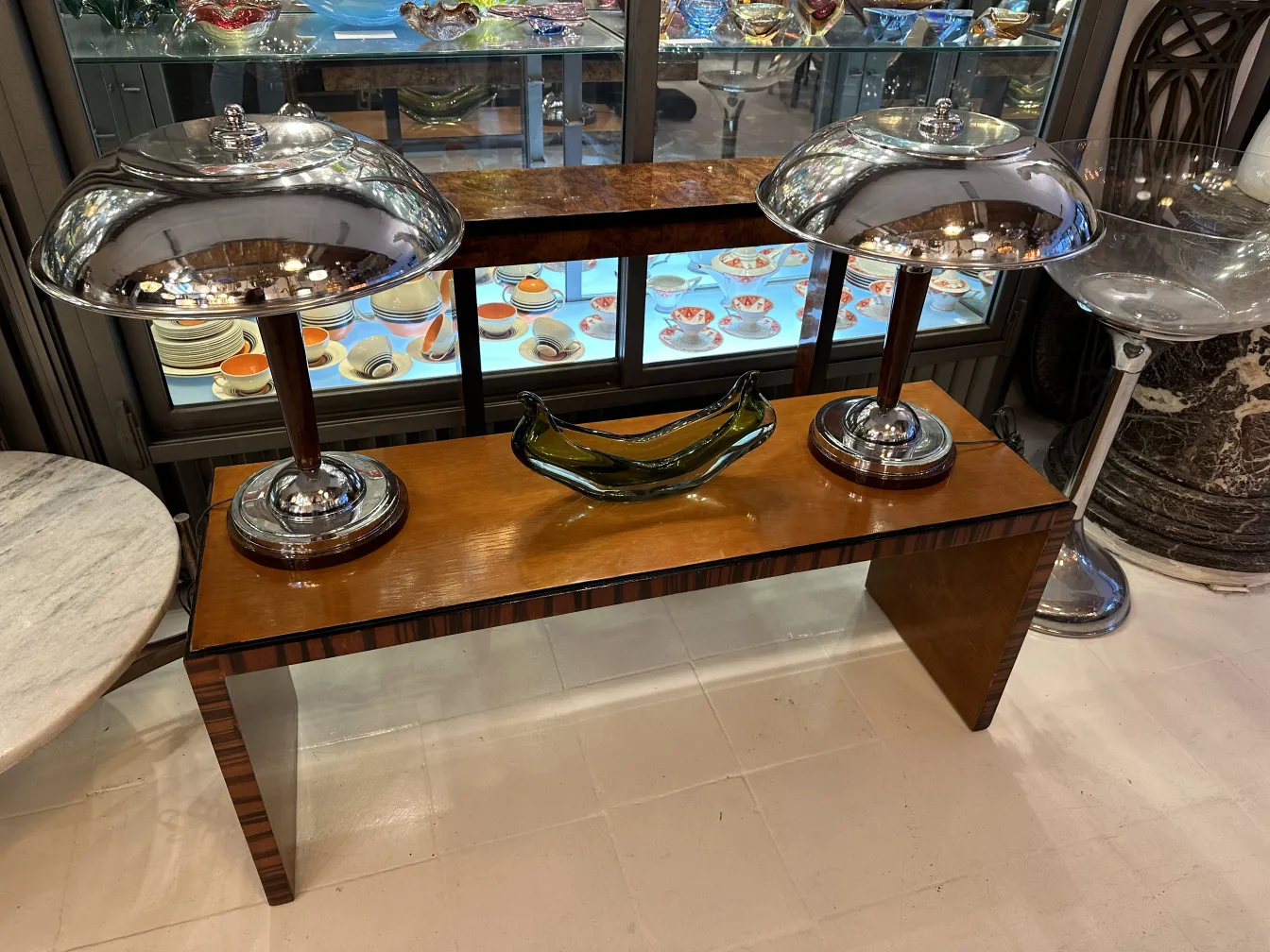 duas lâmpadas e um cristal de murano em uma mesa elegante