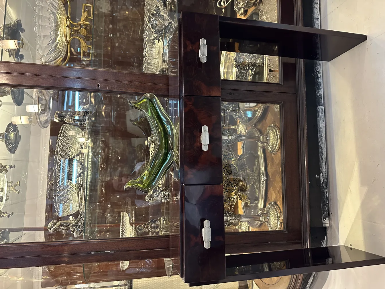 cristal de murano curvado com detalhes brilhantes, cercado por antiguidades