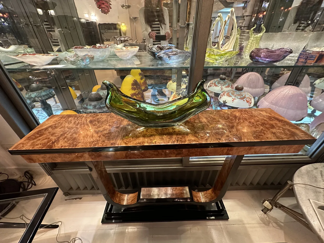 vetro di murano verde decorativo su tavolo in legno