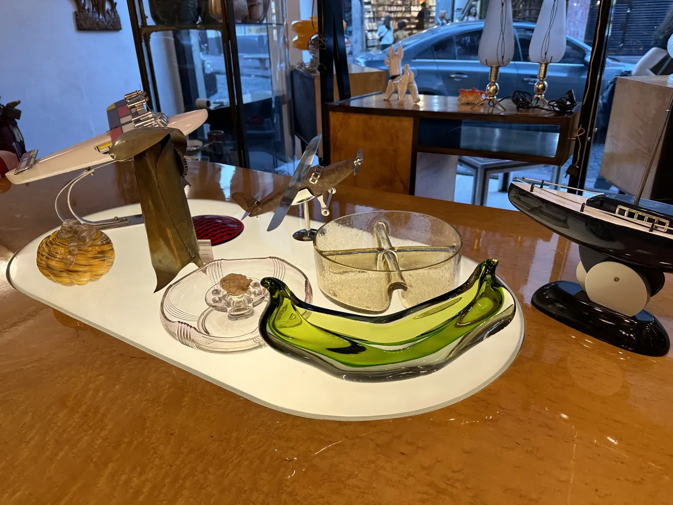 Antigo cristal de Murano decorativo em forma de banana verde com outros itens