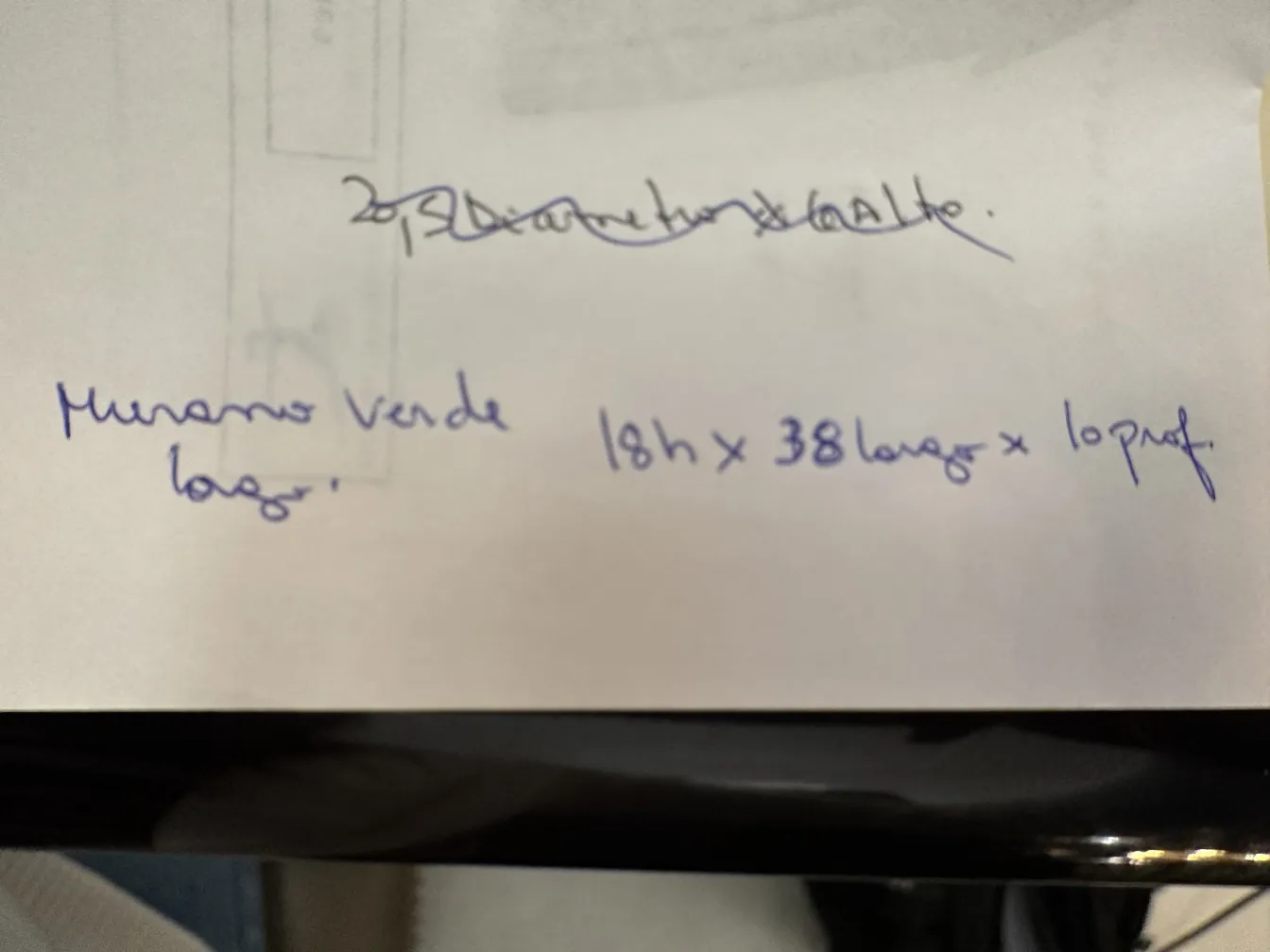 Cristal de Murano verde alargado con detalles elegantes en un ambiente acogedor