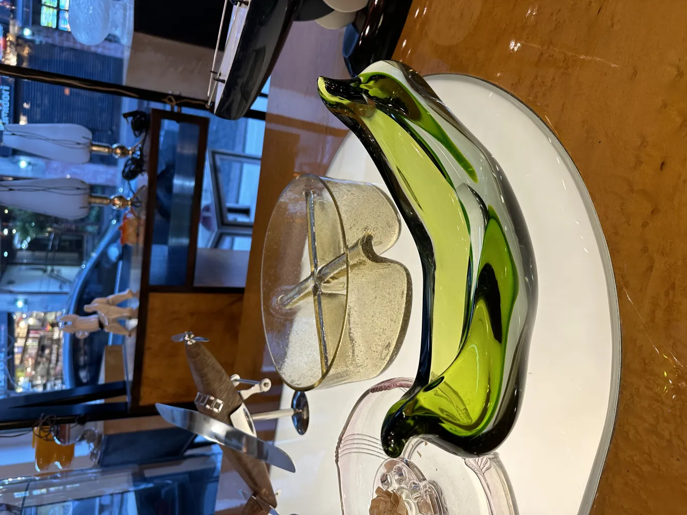 peça decorativa em forma de folha de cristal de murano, com cores vibrantes e acabamento brilhante