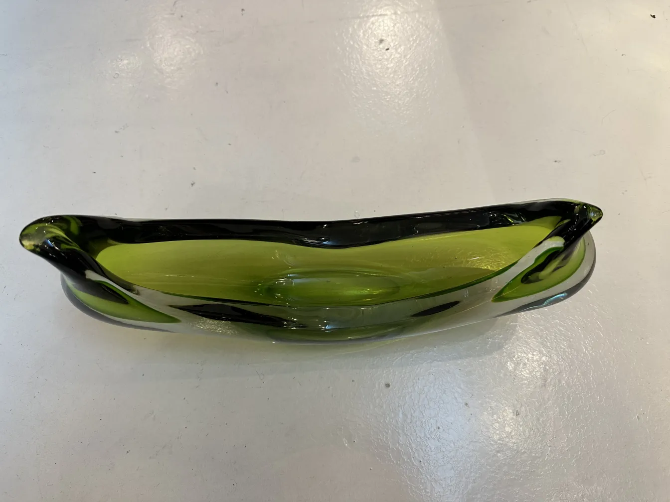 pieza decorativa verde y negra de cristal de murano con forma ondulada