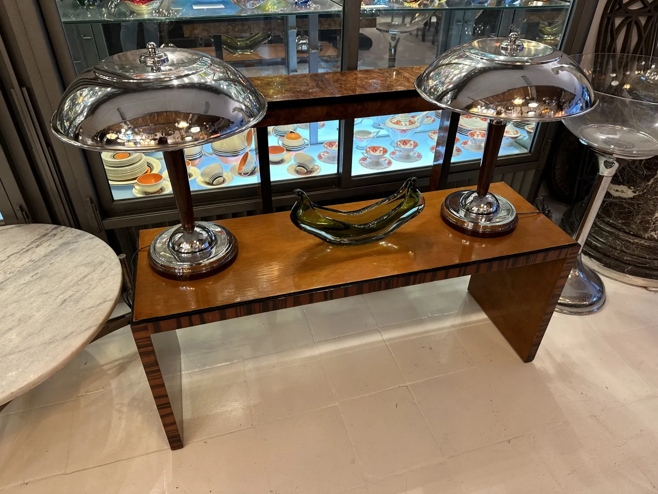 Dekoratives antikes Murano-Glas mit eleganter Form und lebendiger Farbe