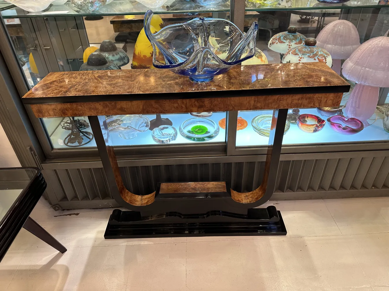 bellissimo antico vetro di murano in forma ondulata su tavolo