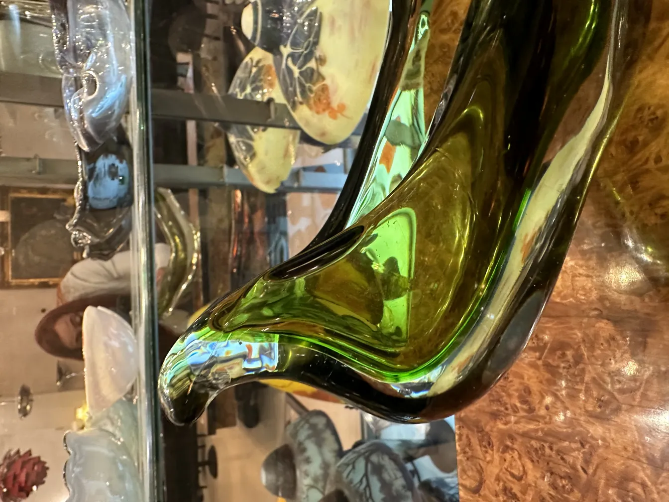 Antico vetro di Murano con dettagli verdi e forme eleganti