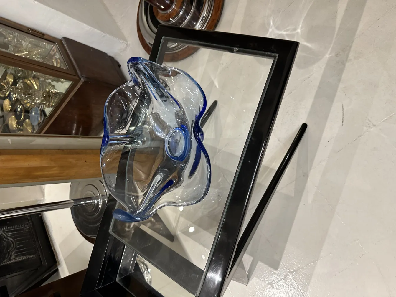 красивое антикварное муранское стекло, украшенное синими деталями