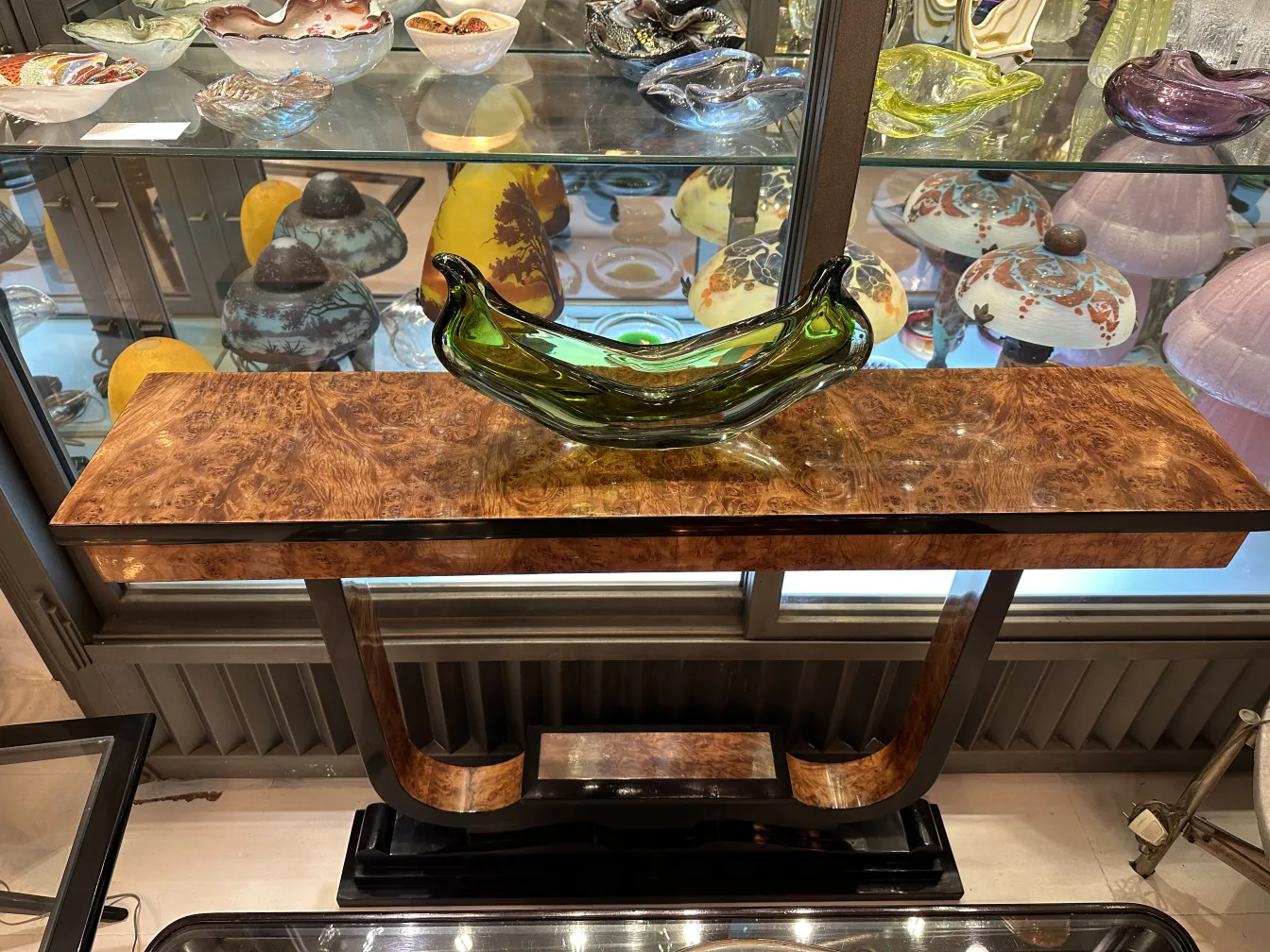 古董穆拉诺玻璃装饰品，绿色，放在木桌上