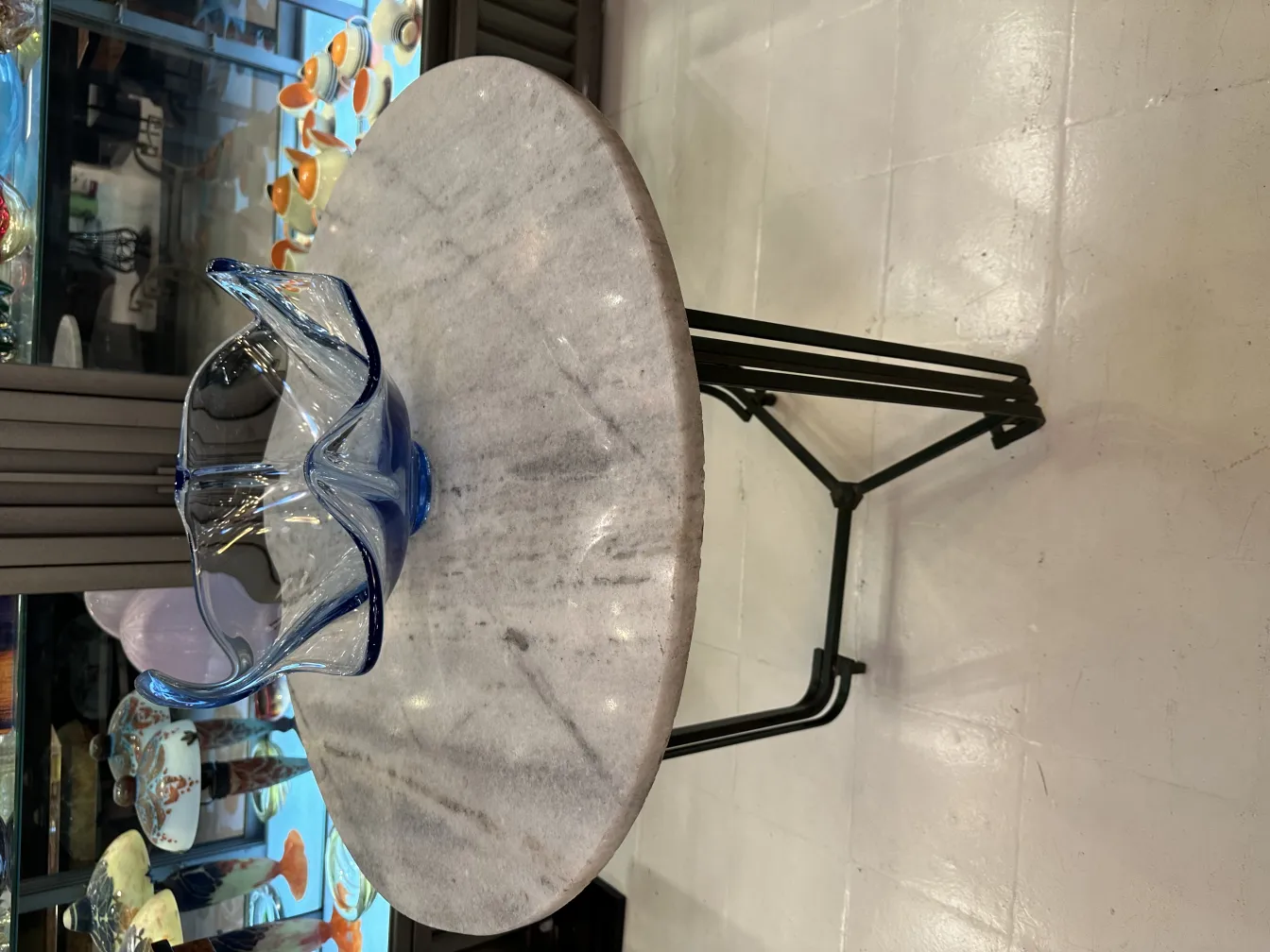 hermosa pieza de cristal de murano azul en mesa de mármol