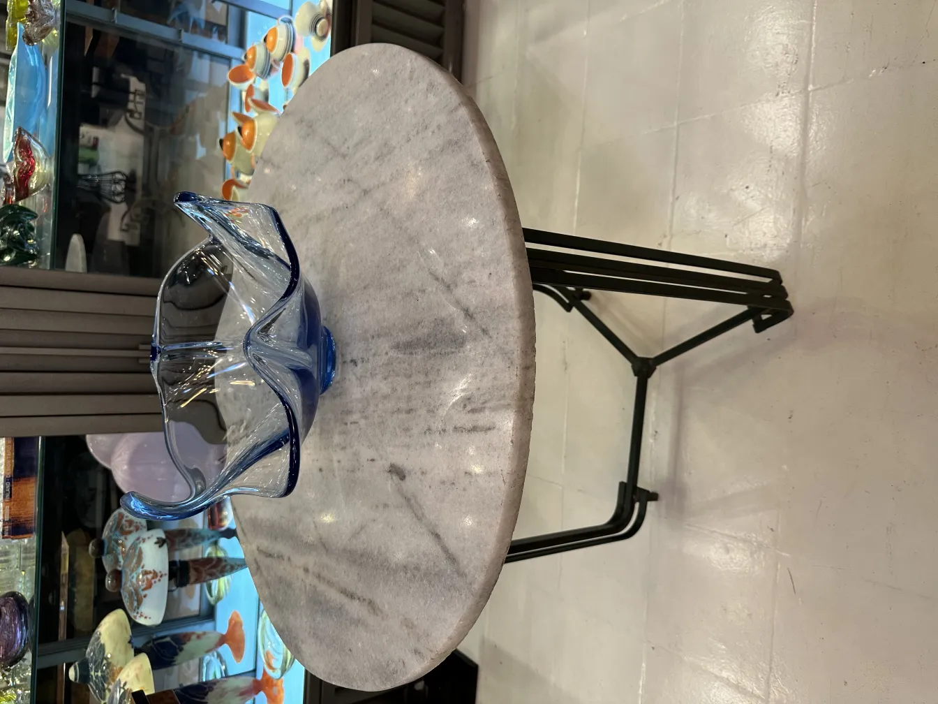 bela antiguidade com design em vidro de murano azul