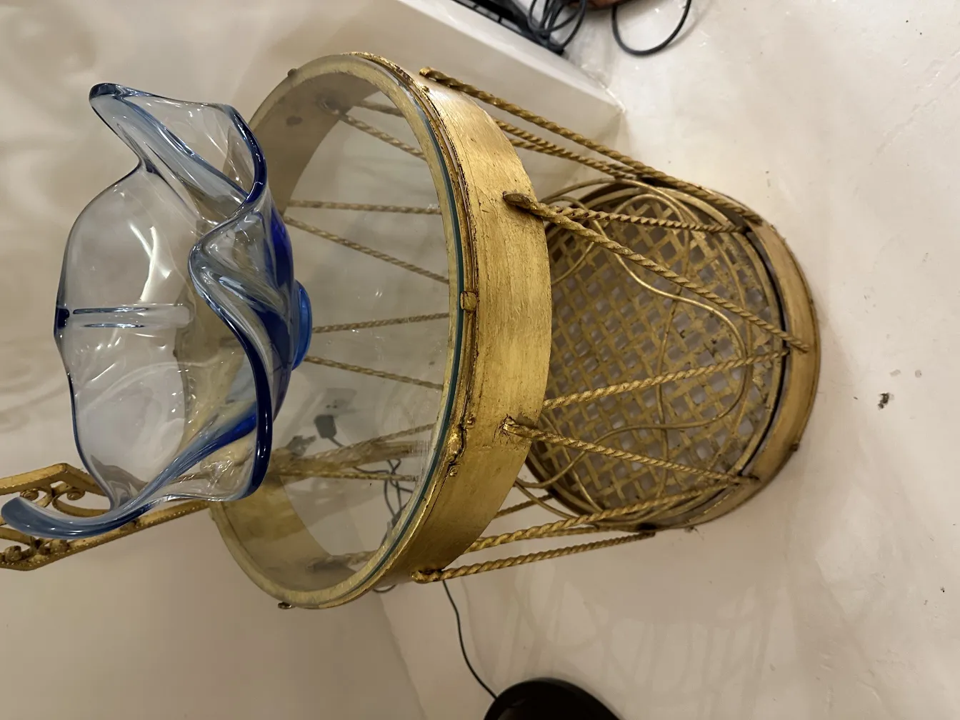 vase antico in vetro di Murano blu con motivi ondulati