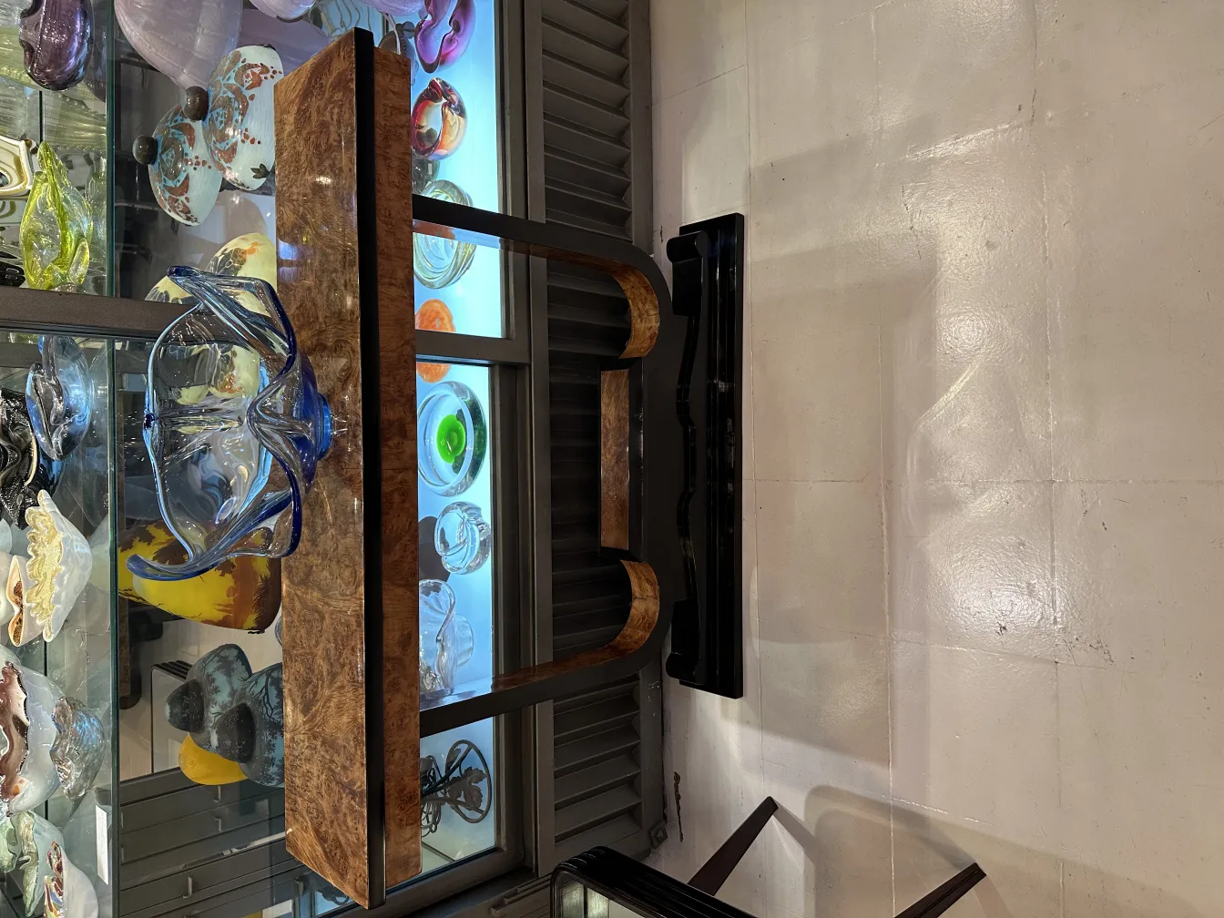 蓝色穆拉诺玻璃古董装饰品在发光背景上的展示