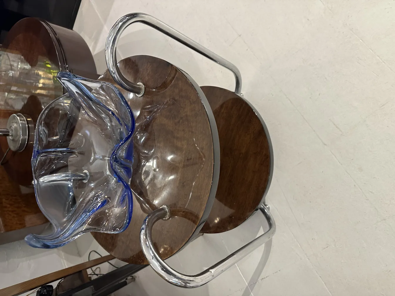 vase di vetro di murano antico con motivi blu in un ambiente moderno