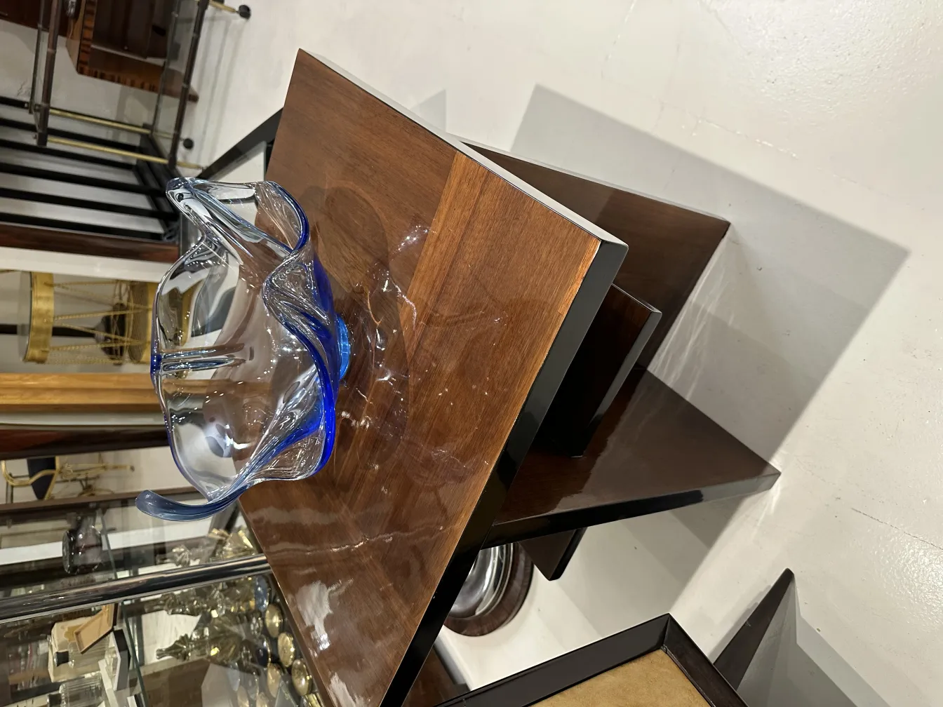 lindo cristal de murano com detalhes azuis em uma mesa