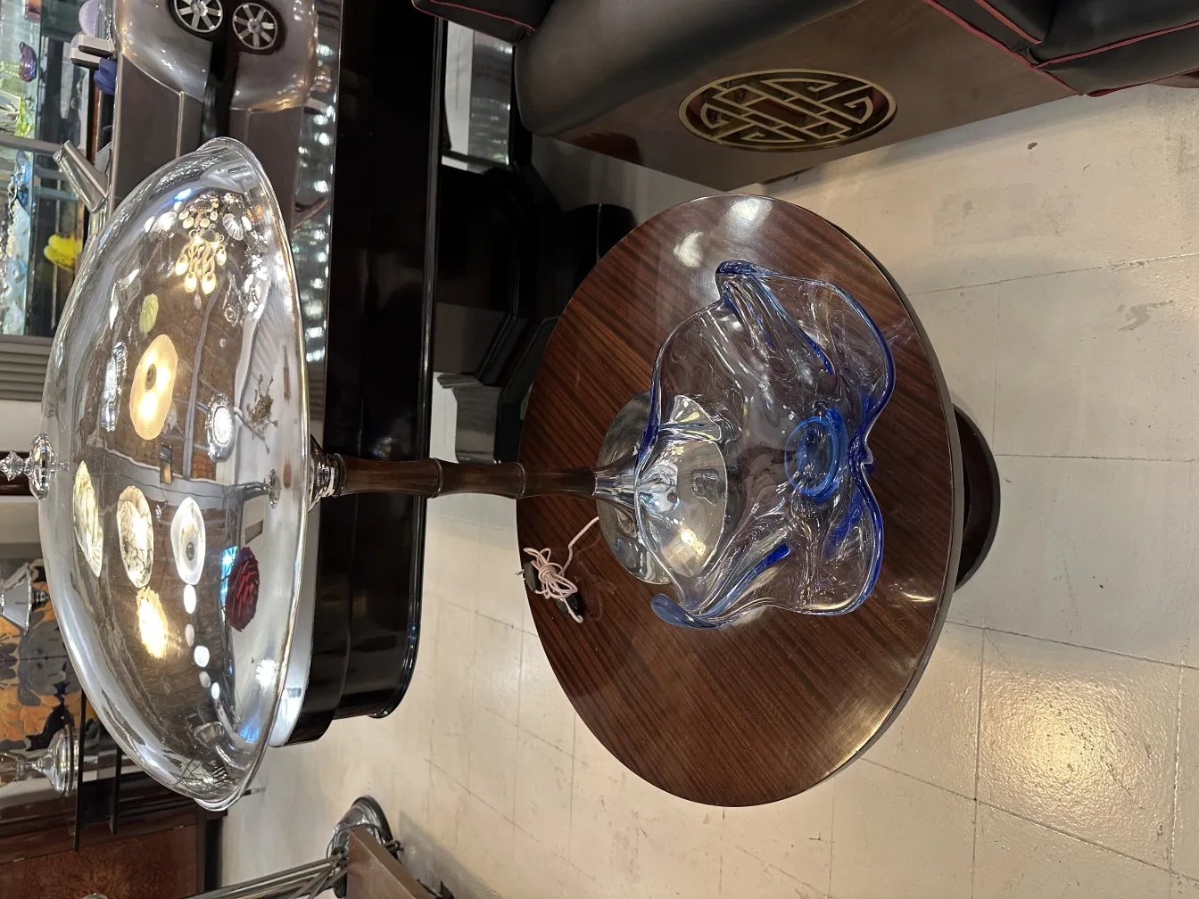 antike murano-glas dekoration in blau und klar auf dem tisch