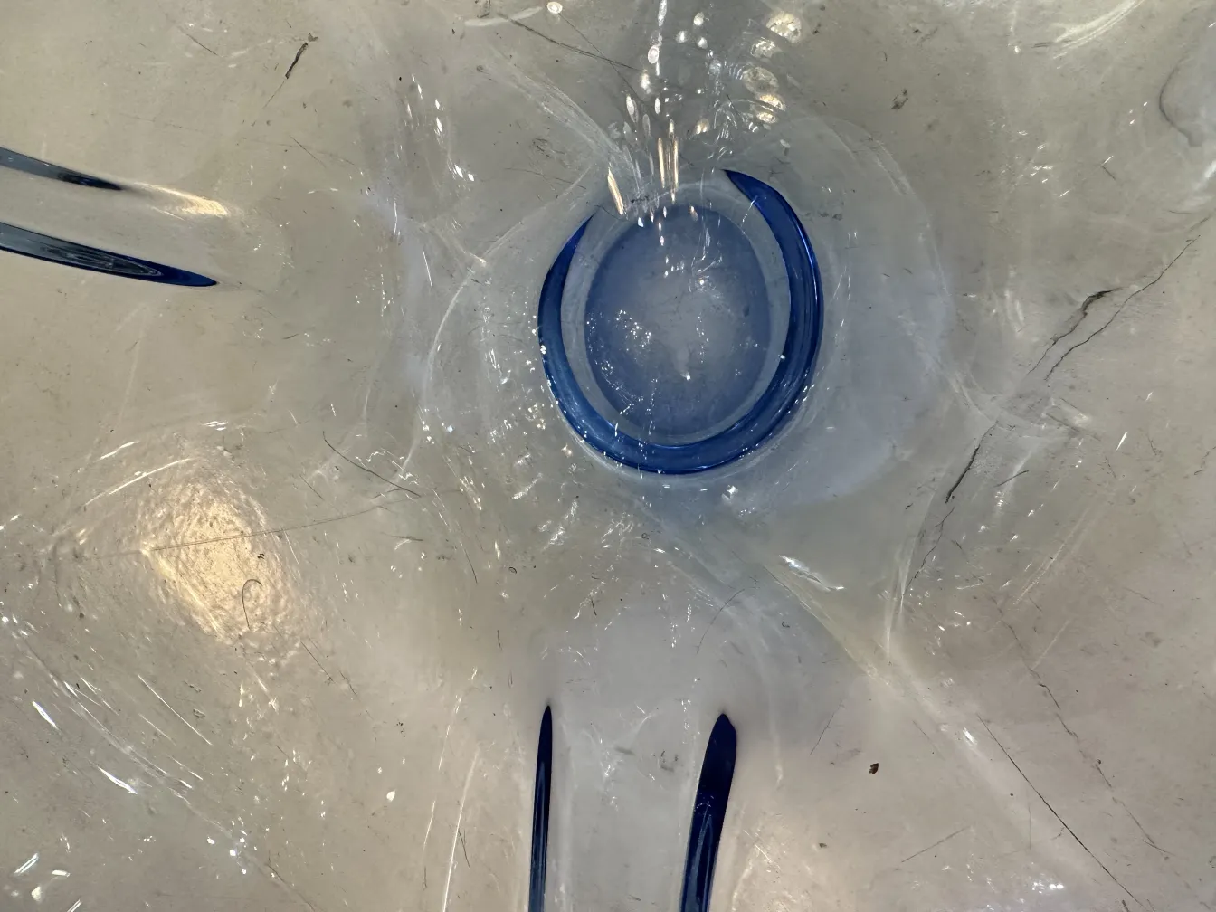 Antico vetro di Murano con accenti blu e lucentezza