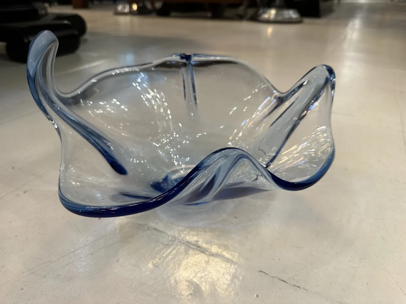 सुंदर प्राचीन मुरानो कांच तरल और आकर्षक किनारों के साथ आरामदायक वातावरण में