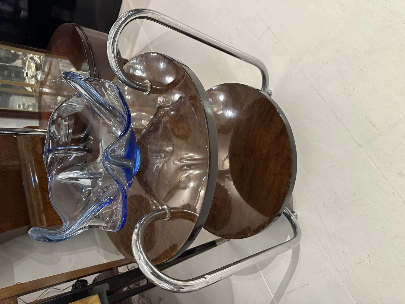 um elegante cristal de murano decorado em azul sobre uma mesa