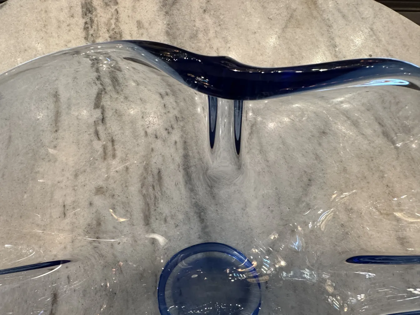 antigo cristal de murano com design azul ondulado