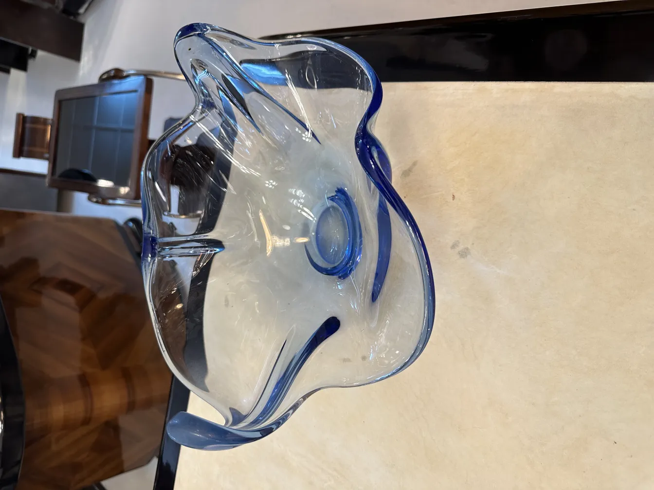 beau cristal de murano avec relief bleu