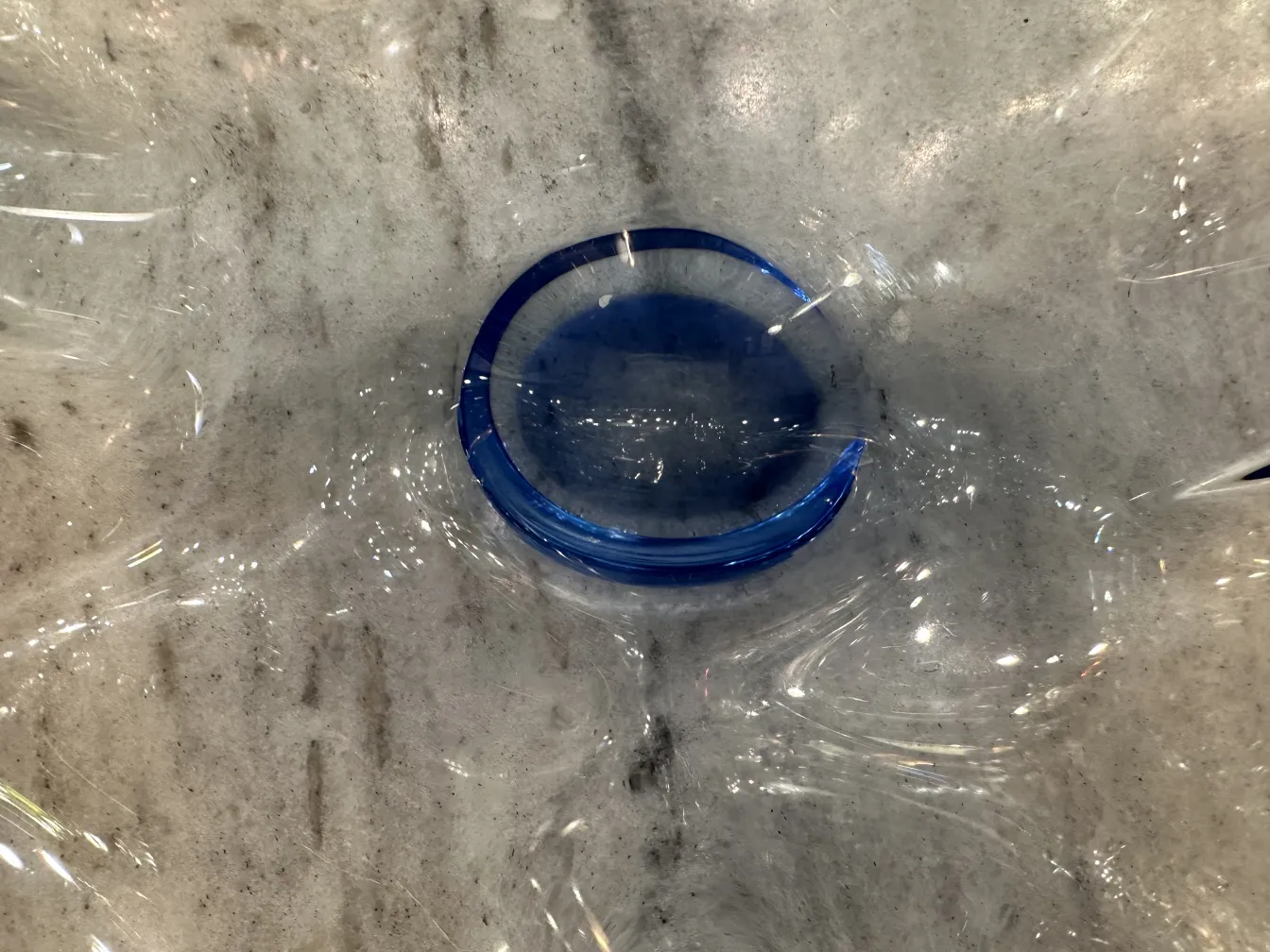 blaues antikes Murano-Glas auf klarer Oberfläche