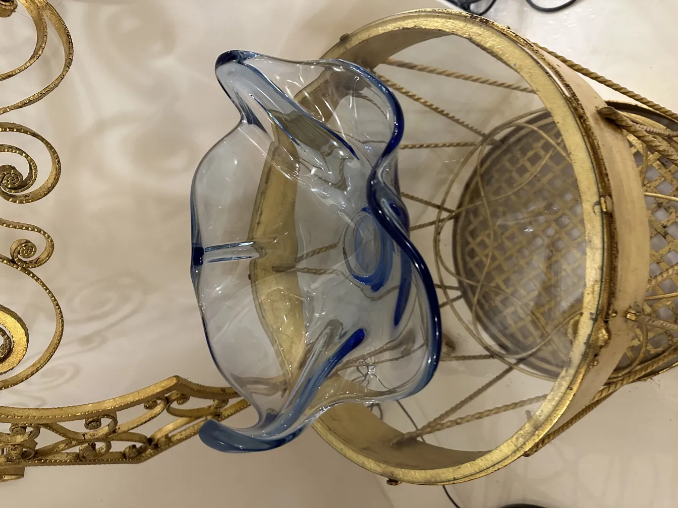 Vase ancien en cristal de Murano avec des accents bleus