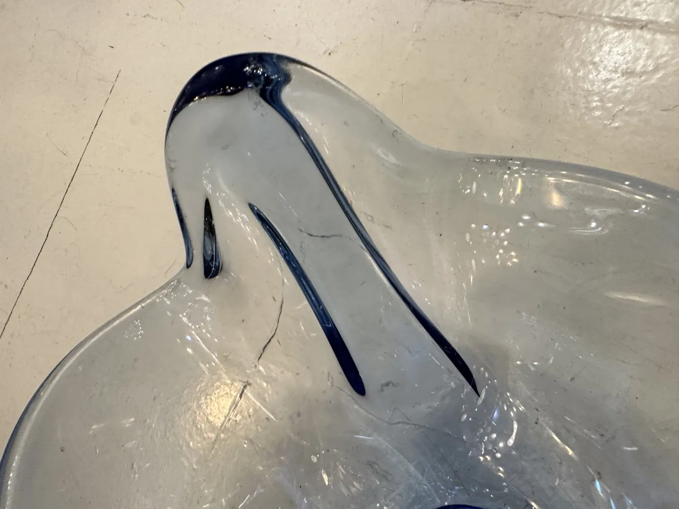 ancien cristal de murano avec des détails bleu clair