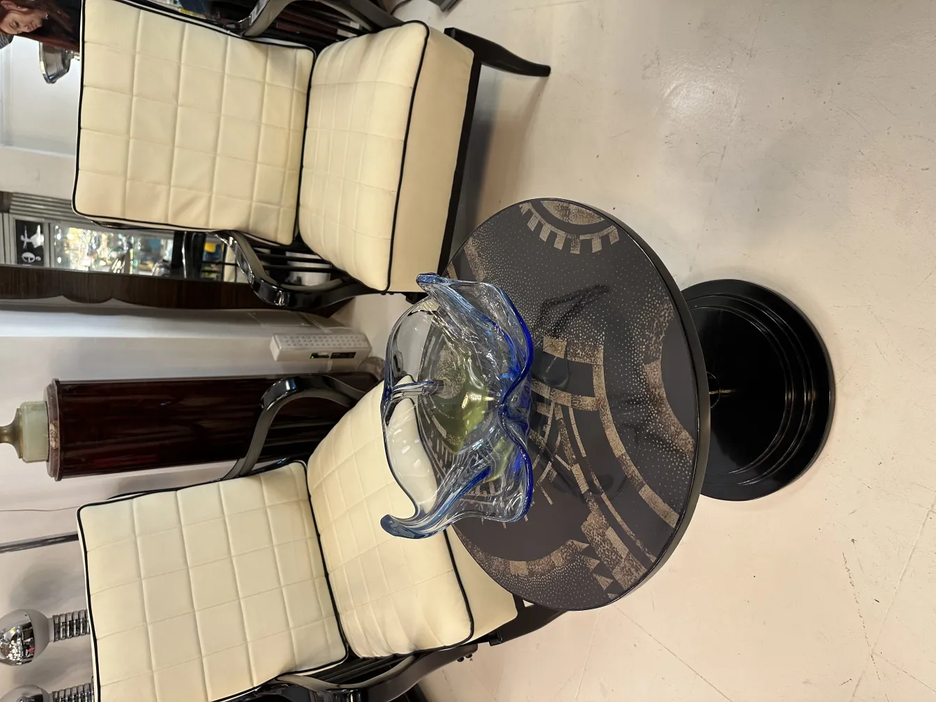 美丽的穆拉诺玻璃，桌子上带有蓝色和绿色的色调