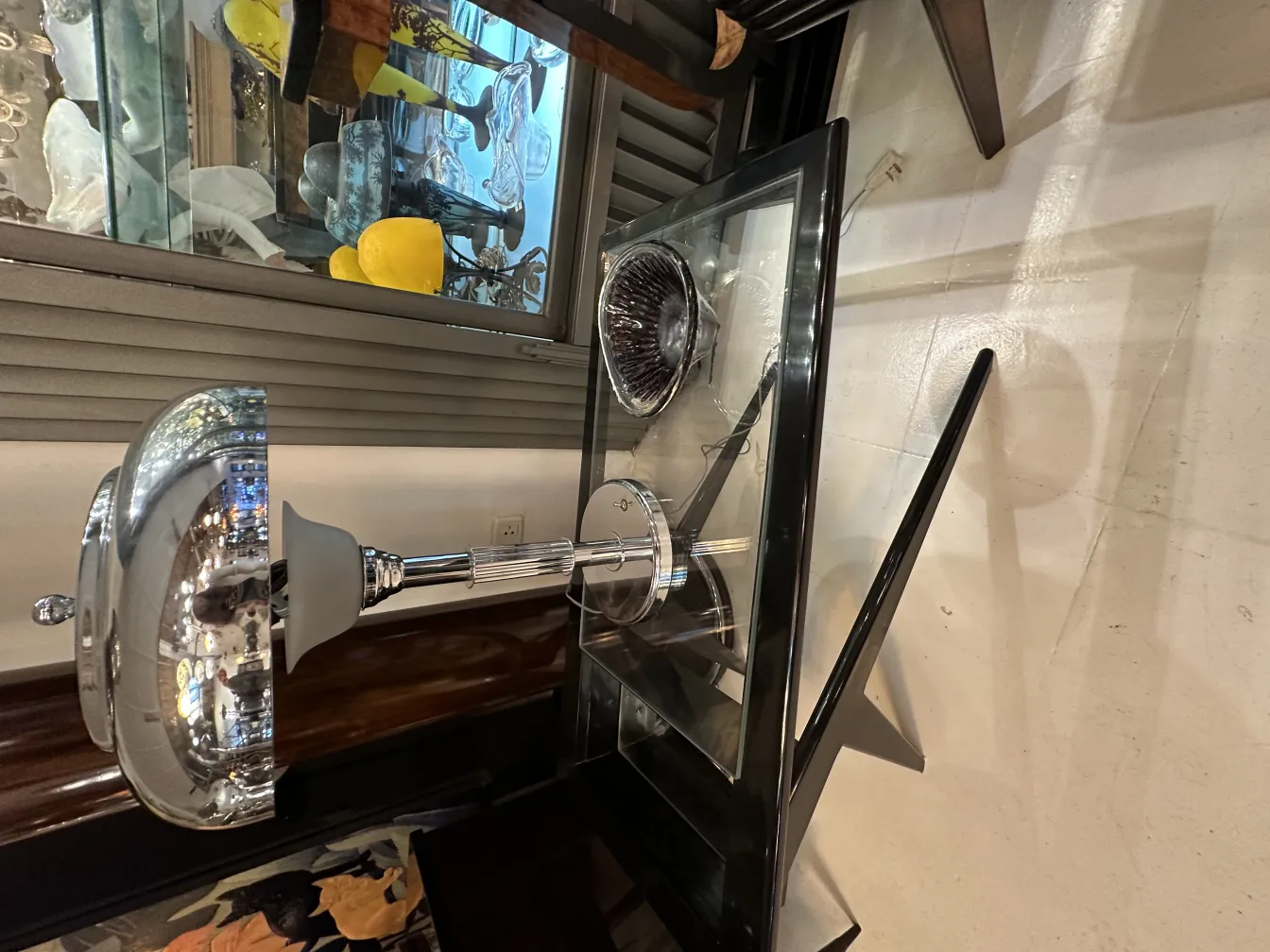 lampe ancienne et cristal de murano sur table en verre