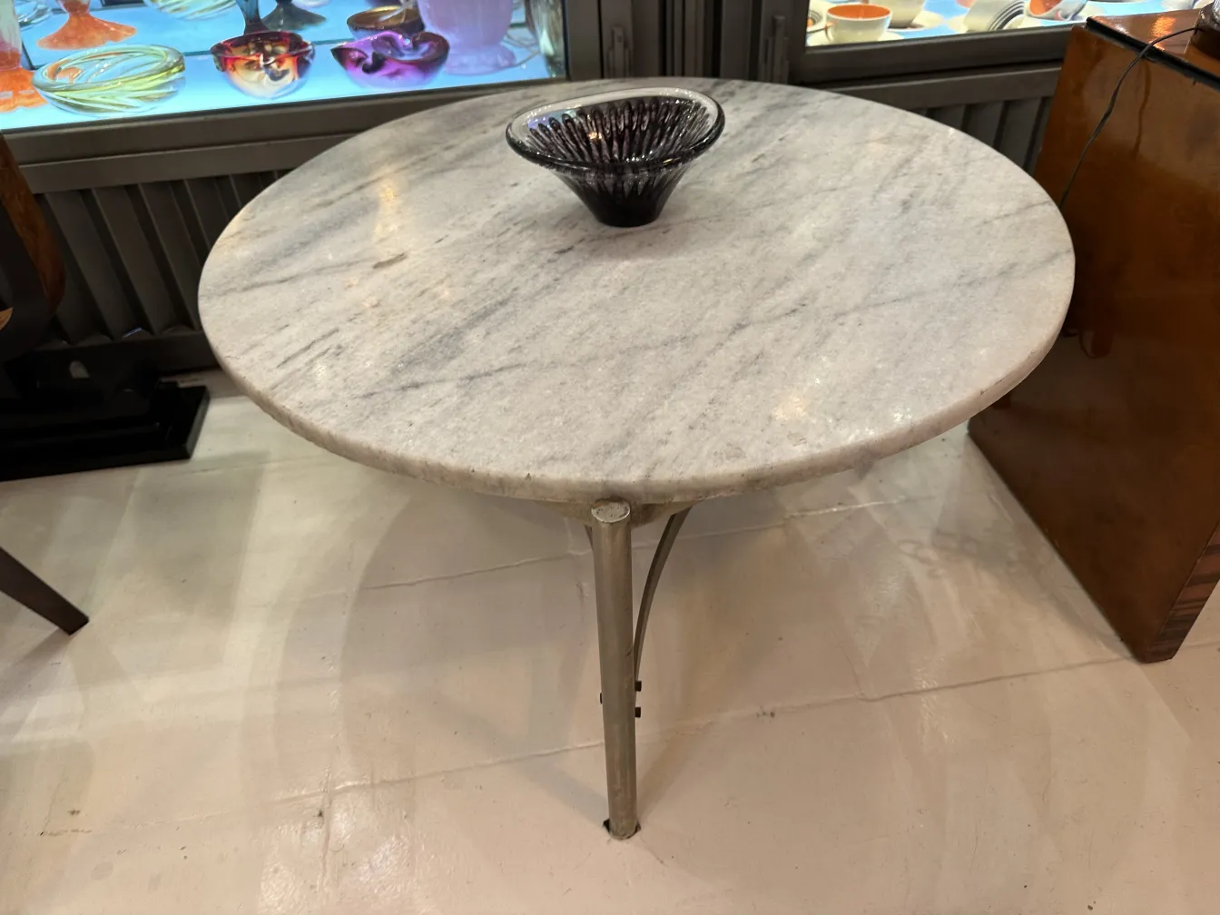 Schönes antikes Murano-Glas auf einem runden Marmortisch in einer gemütlichen Umgebung