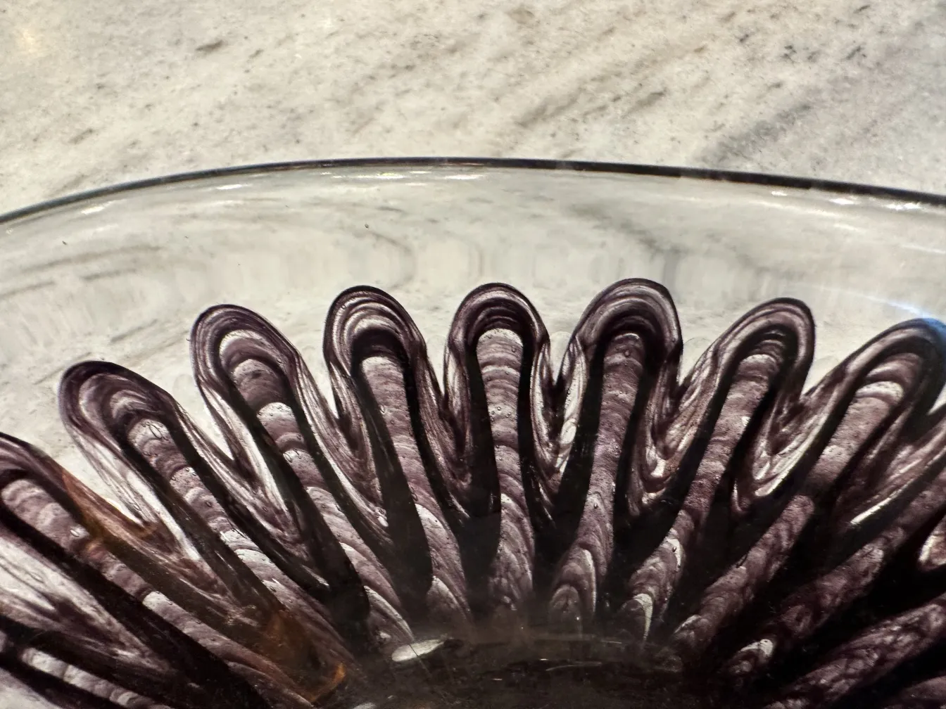 beau cristal de murano en forme décorative avec des tons sombres