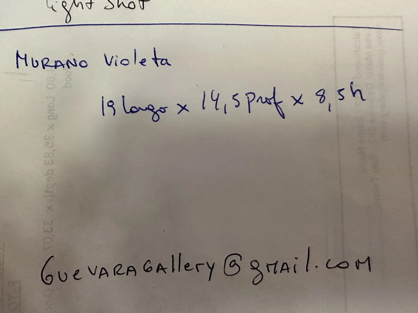 Antico vetro di Murano di colore viola, decorativo ed elegante.