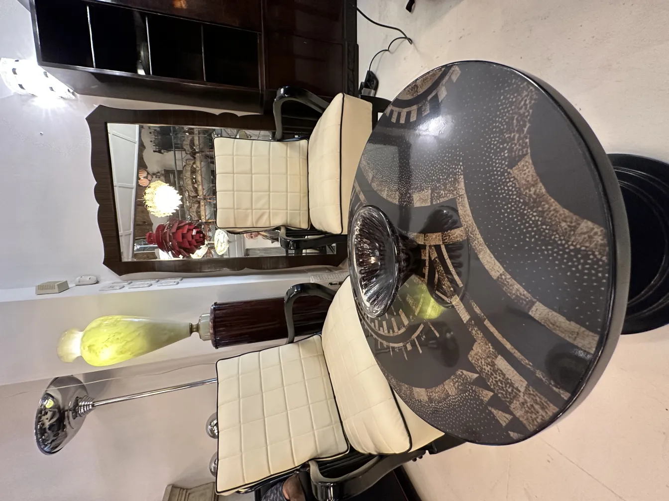 Antikes Murano-Glas mit Design auf dekorativem Tisch