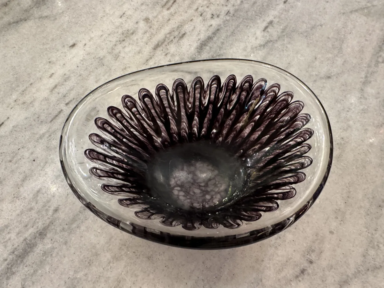 美しい古いムラーノガラスの作品、エレガントなディテールと流れるような形