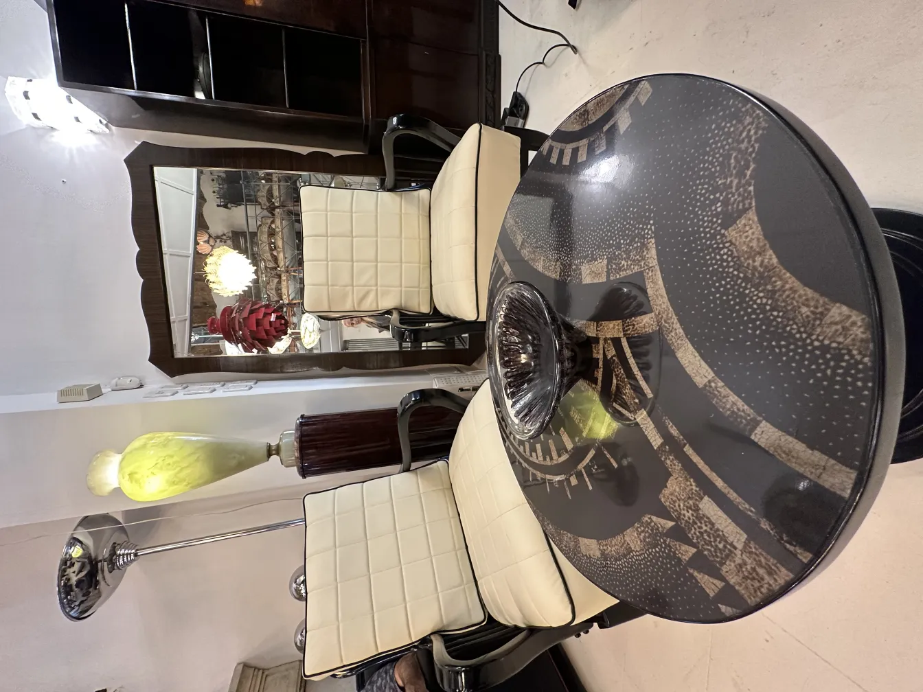 tavolo decorativo con antico vetro di murano e sedie