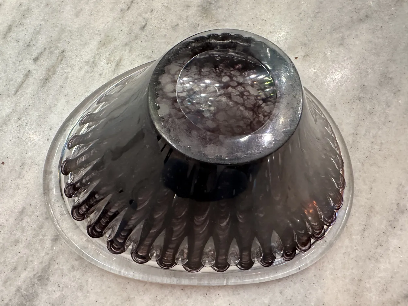 Ancien cristal de Murano décoratif avec un design élégant et des formes subtiles.