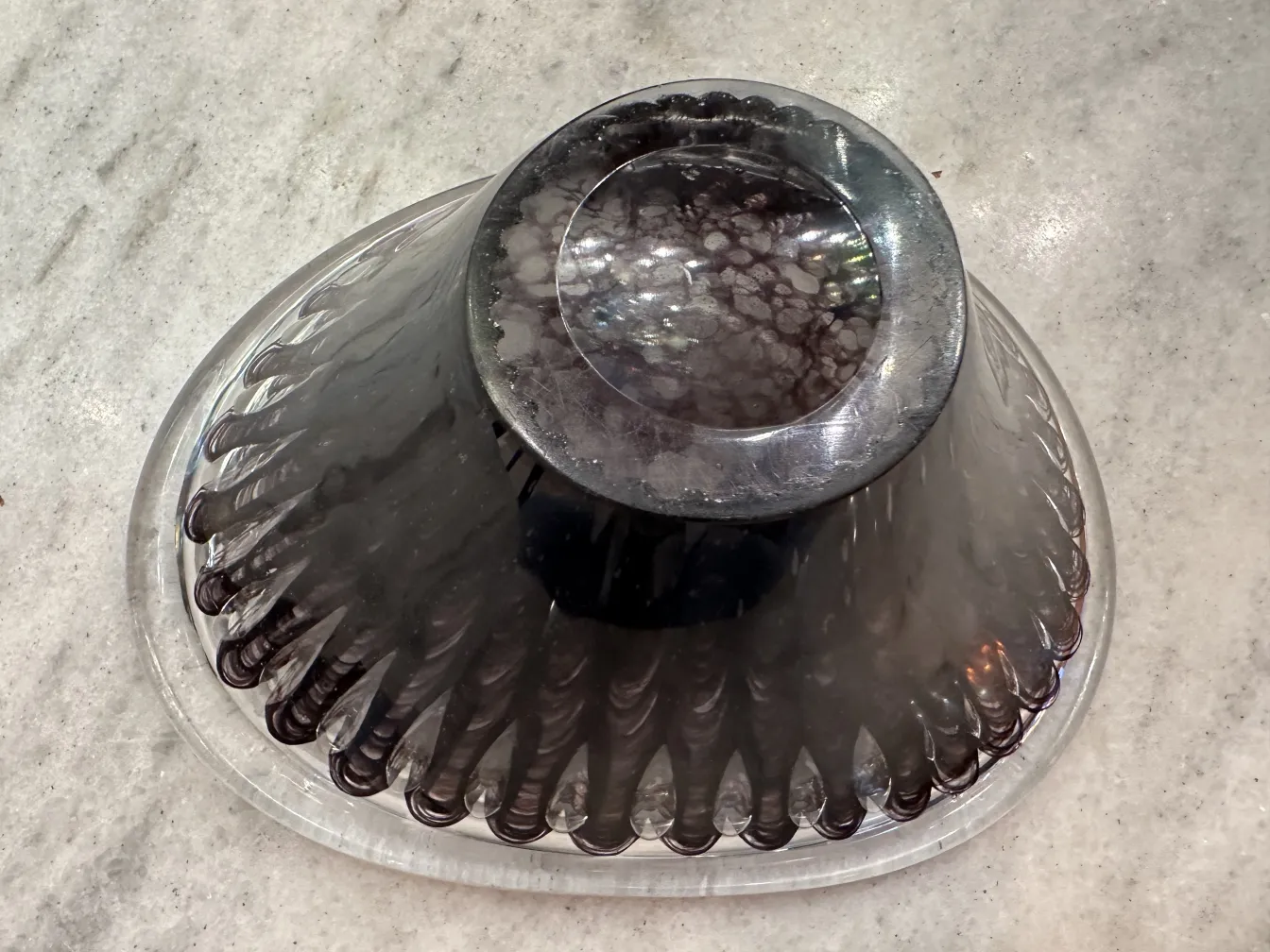 Cristal de Murano antiguo con detalles en negro, forma elegante