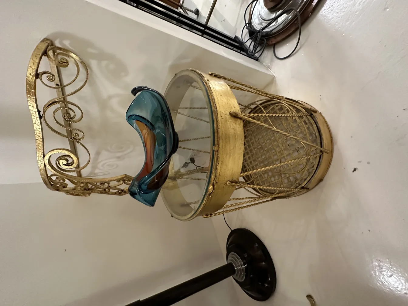 Ancien cristal de Murano avec des tons bleus dans une vitrine décorative