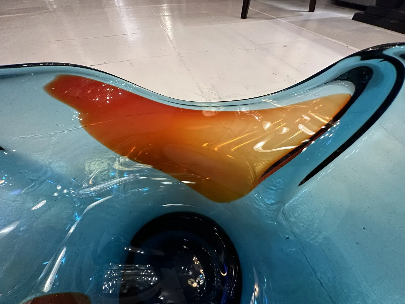 青とオレンジの色合いのムラノガラス装飾品