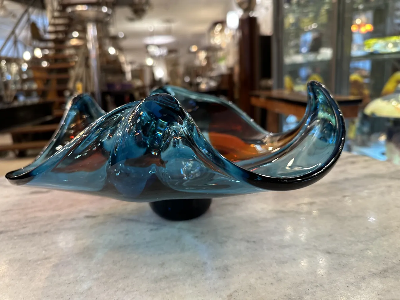 lindo cristal de murano antigo na cor azul em um ambiente elegante