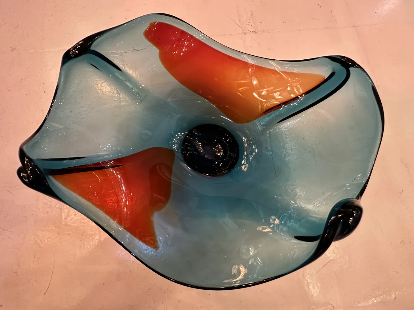 美丽的古董穆拉诺玻璃，带有蓝色和橙色的色调