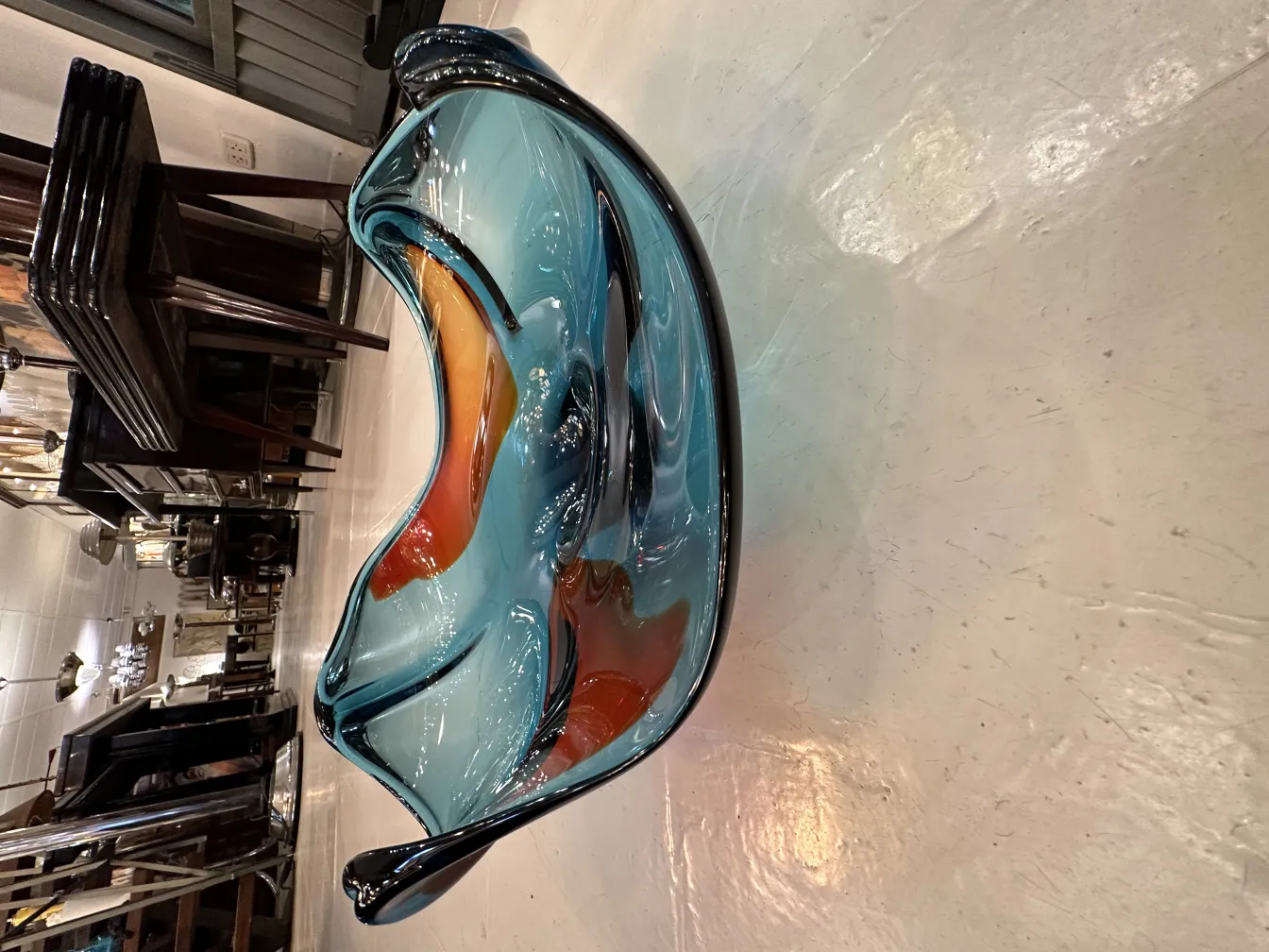 pieza decorativa de cristal de murano con tonos azul y naranja