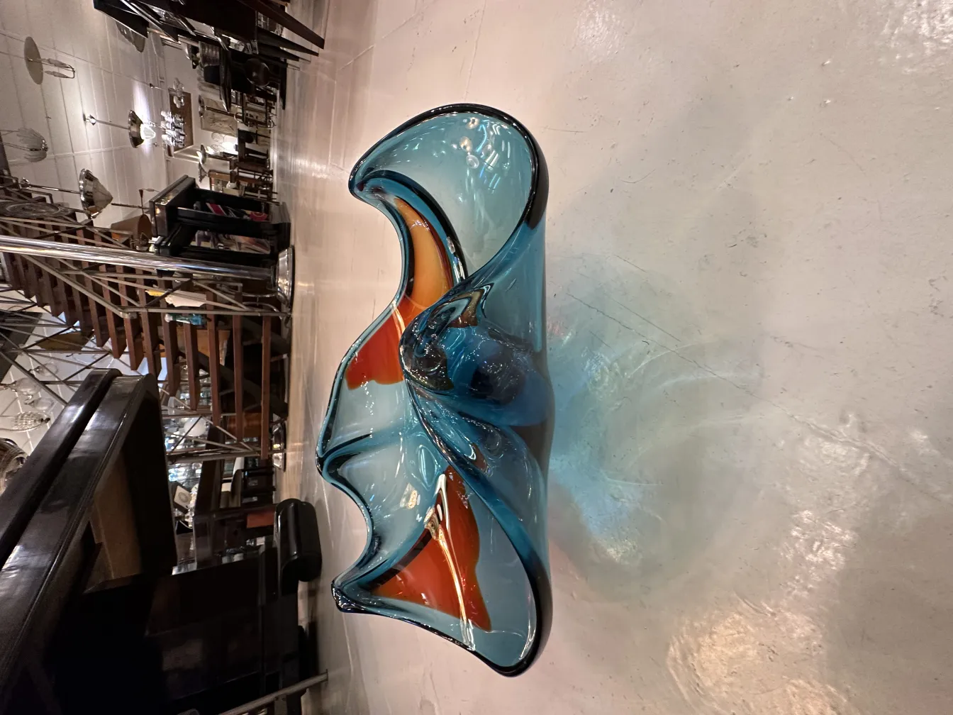 decoração antiga de cristal de murano em tons de azul e laranja
