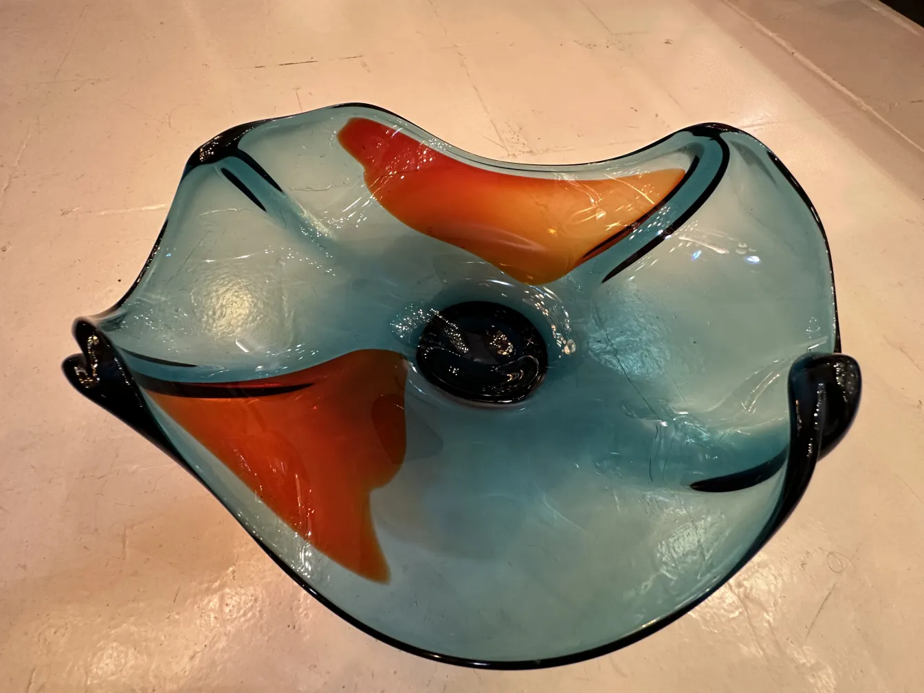 bel vetro di murano blu e arancione con dettagli neri