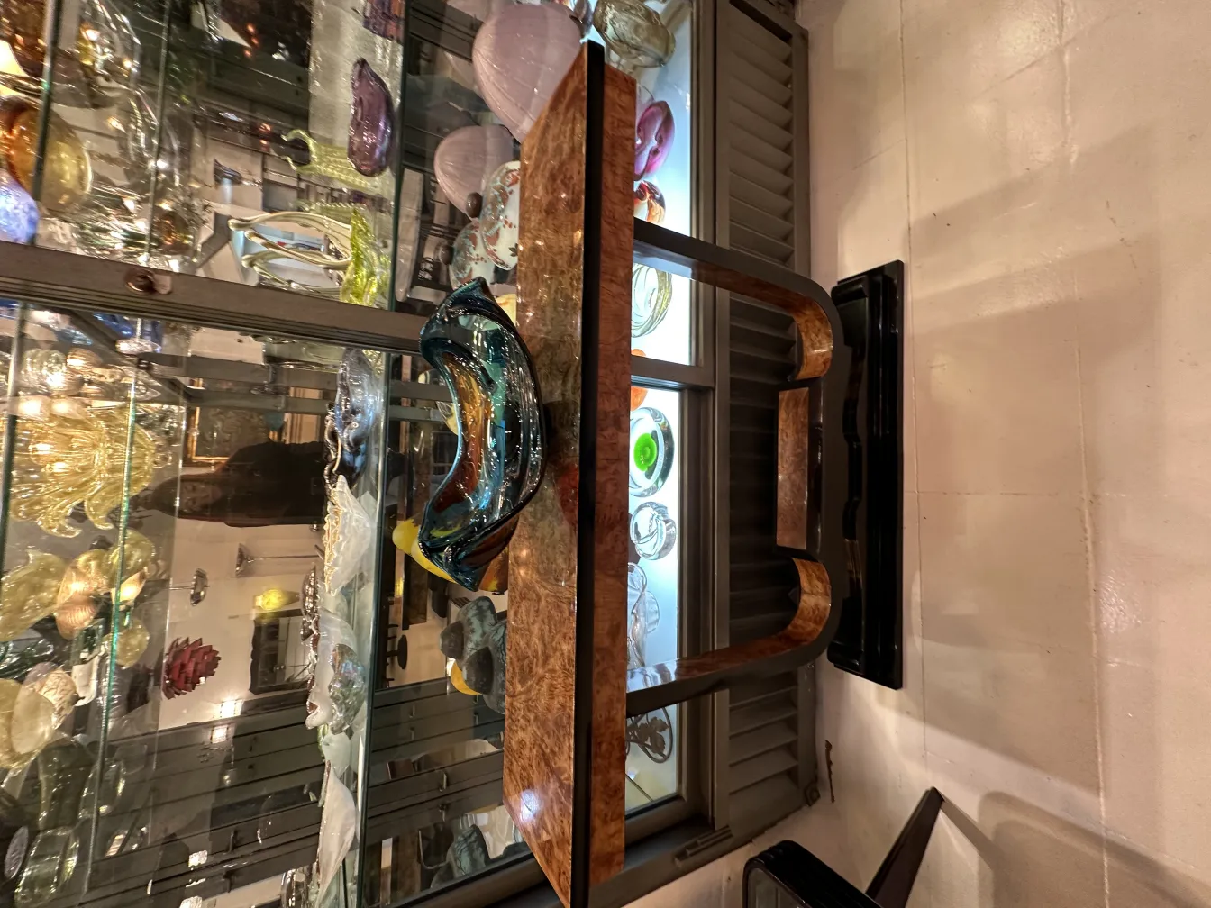 antico vetro di murano con forme curve e colori vivaci, esposto in una vetrina