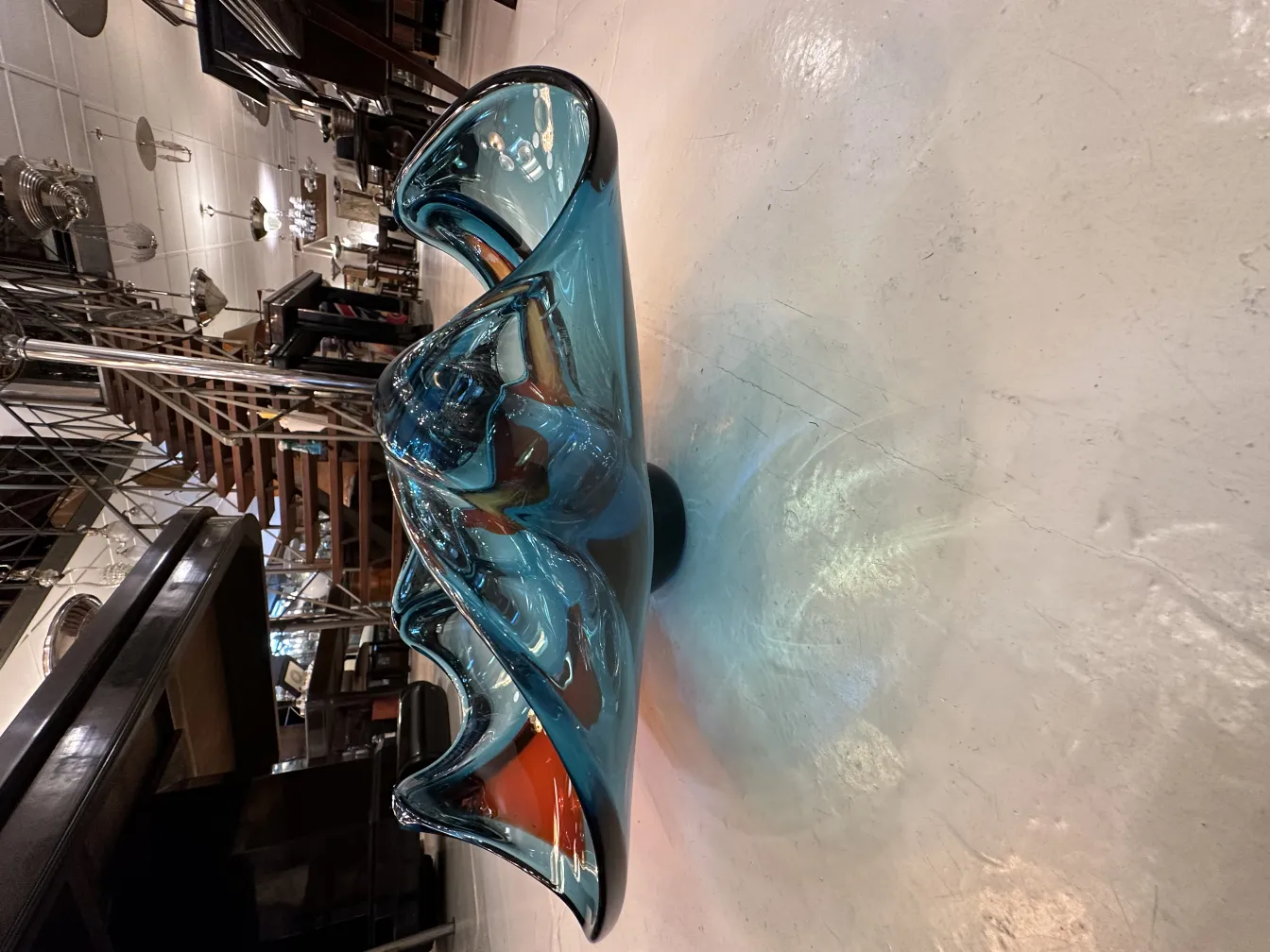 lindo cristal de murano com formas fluidas e cores vibrantes, ambiente antigo