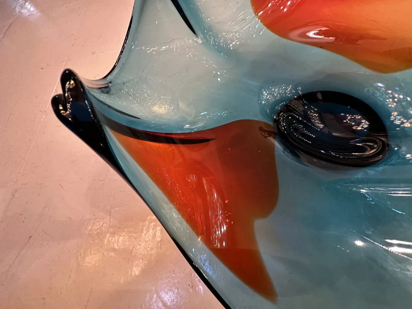 Ancien cristal de Murano avec des couleurs vives et des formes élégantes