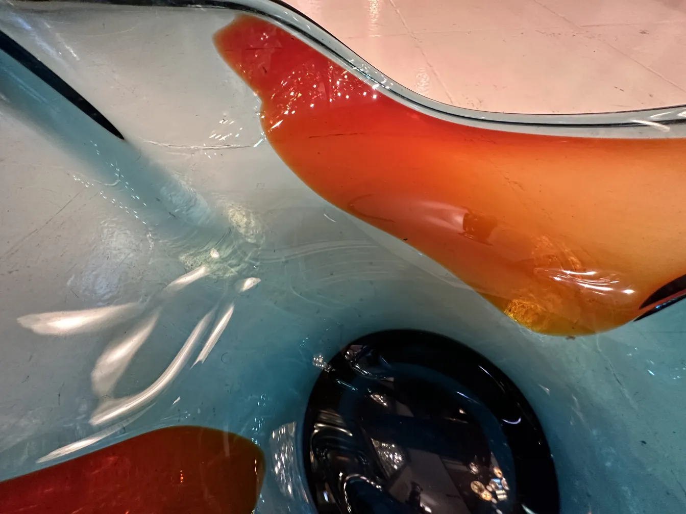 Cristal de Murano com cores vibrantes em um fundo claro