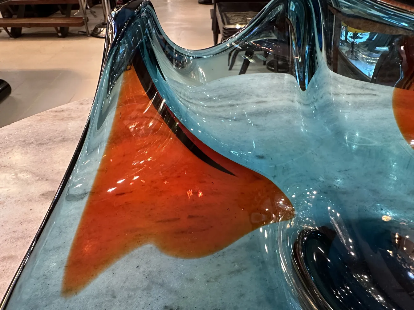 scultura di vetro di murano colorato in forma organica