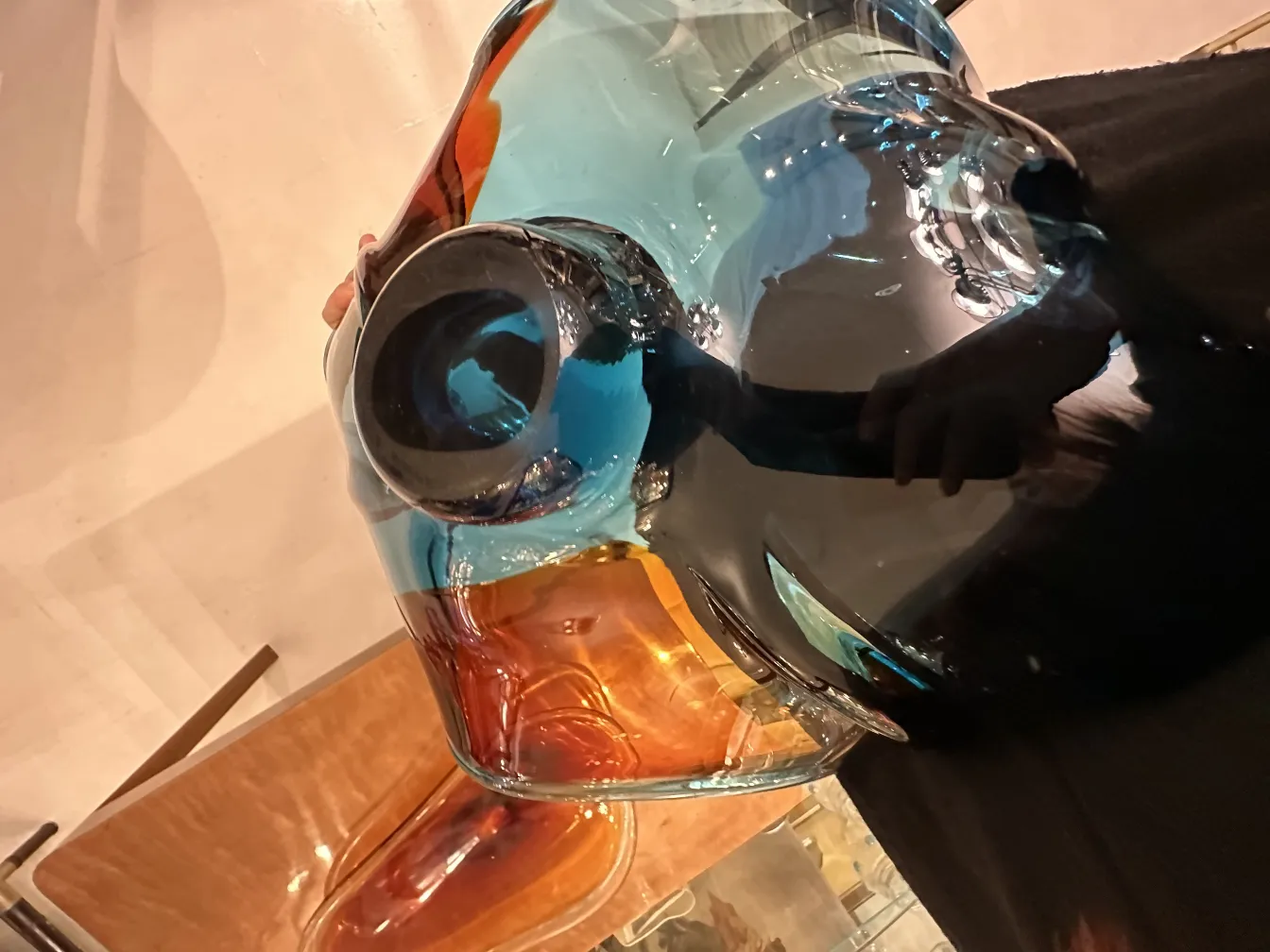 Antikes buntes Murano-Glas, das ein elegantes Design in einem antiken Ambiente zeigt.